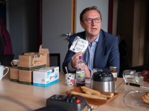 Christoph Datko (GF Mask Authority GmbH) präsentiert die ersten EcoWellness zertifizierten med. Masken, die ersten, die komplett in Europa (D & P) hergestellt werden